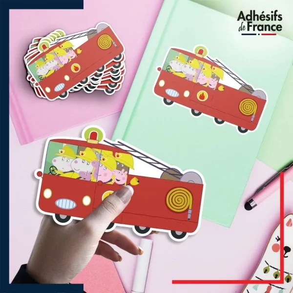 autocollant petit format Peppa Pig - Peppa dans camion pompier