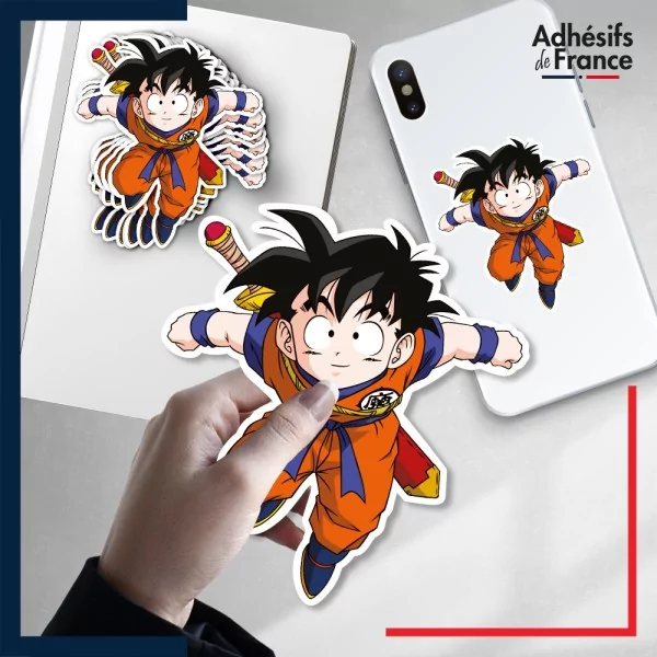 autocollant petit format Dragon ball - Gohan enfant avec épée
