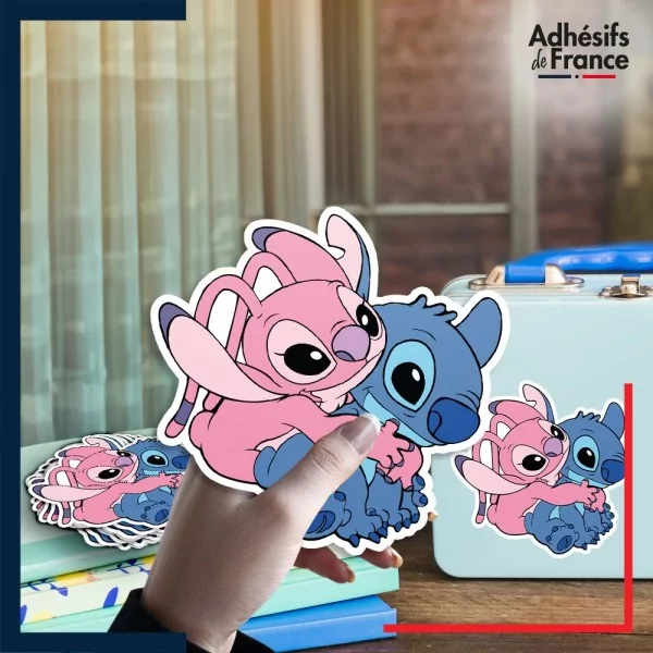 autocollant petit format Disney - Angel et Stitch câlin