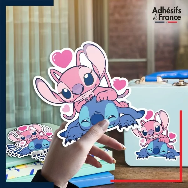 autocollant petit format Disney - Angel et Stitch love